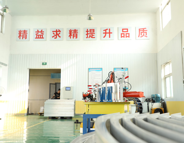 裝飾材料中的北京鋁方通拉彎工藝的好處是產(chǎn)品比較美觀，同時拉彎后也不會有凹陷、鼓泡等問題！