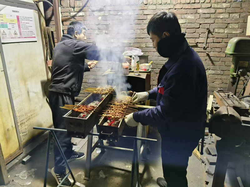 北京型材拉彎廠感恩在嚴(yán)寒中堅守崗位的勞動者們 北京型材拉彎廠感恩在嚴(yán)寒中堅守崗位的勞動者們